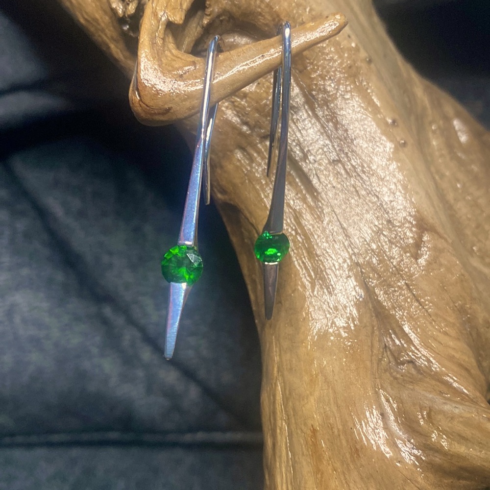 🍄2/$25.00🍄 CZ Emerald Stone Dangling Earring    NWT